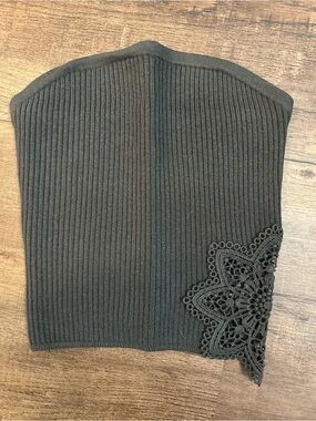 Ribbed Knit Strapless Top with Lace Appliqué